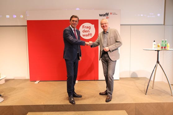 Fist bump für den Wiener Arbeitsmarkt: Wirtschaftsstadtrat Peter Hanke (SPÖ, l.) und waff-Geschäftsführer Fritz Meißl schnüren ein neues Arbeitsmarktpaket.