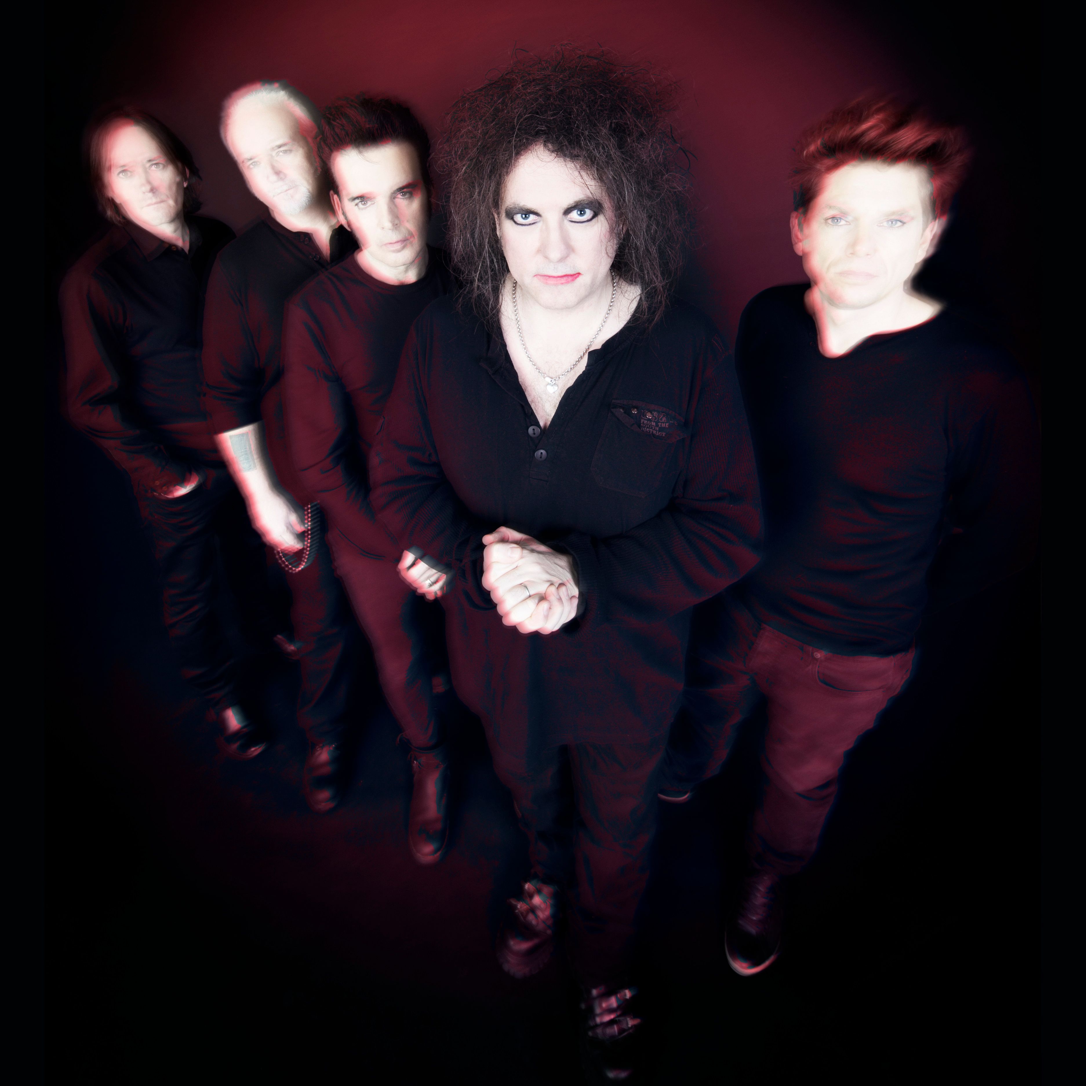 Bevor sich <strong>The Cure</strong> 2029 auflösen (wollen), hat Frontmann <strong>Robert Smith</strong> (2.v.r.) noch einiges geplant.