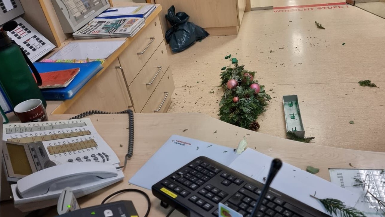 Eine Großfamilie stürmte das Krankenhaus in Kirchdorf an der Krems (OÖ), bedrohte den Portier, verwüstete den Eingangsbereich.