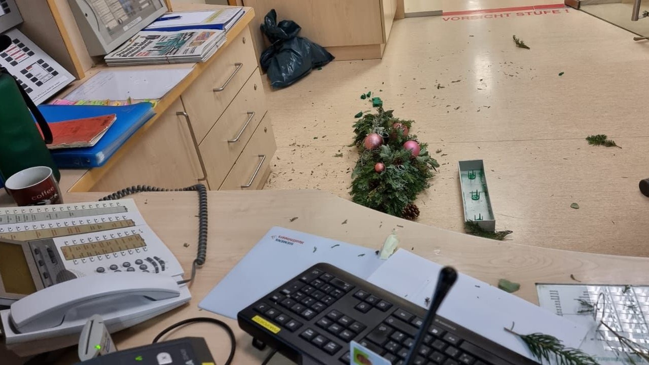 Eine Großfamilie stürmte das Krankenhaus in Kirchdorf an der Krems (OÖ), bedrohte den Portier, verwüstete den Eingangsbereich.