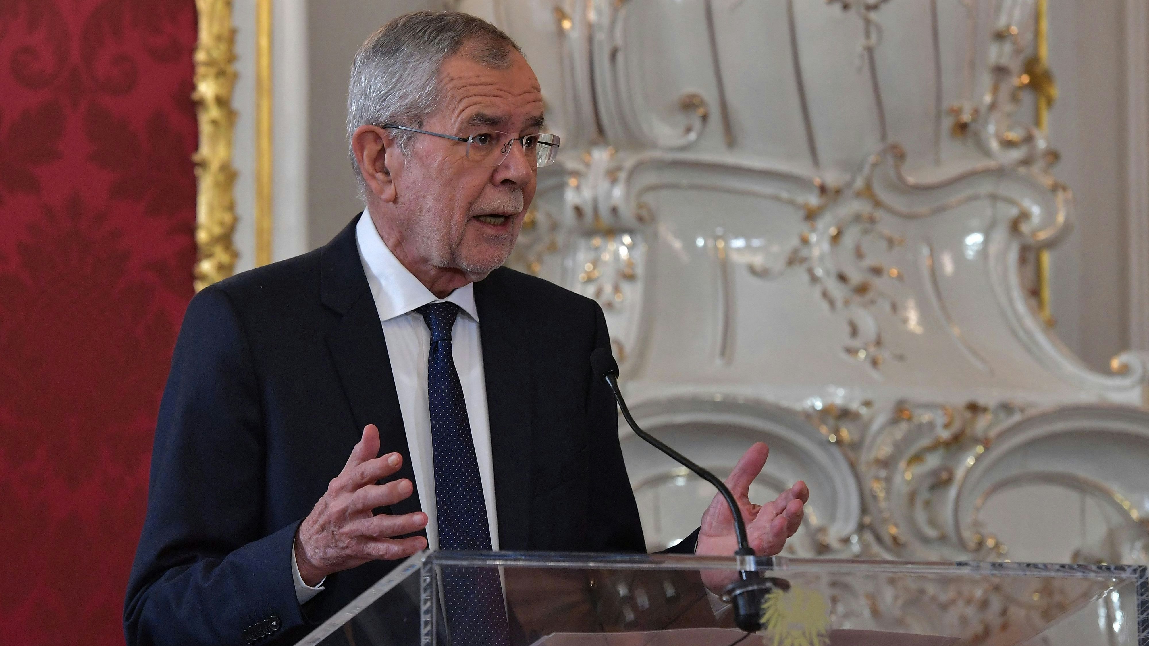 Download von www.picturedesk.com am 06.12.2021 (13:28).  (L-R) Austria's President Alexander Van der Bellen delivers his speech during a swearing-in ceremony of the new Chancellor in Vienna, Austria on December 6, 2021. - Austria's Interior Minister Karl Nehammer is due to be sworn in as the country's third chancellor in as many months on December 6, capping a turbluent few days in the country's politics. (Photo by JOE KLAMAR / AFP) - 20211206_PD2561 - Rechteinfo: Rights Managed (RM) Nur für redaktionelle Nutzung! Werbliche Nutzung erfordert Freigabe: bitte schicken Sie uns eine Anfrage.