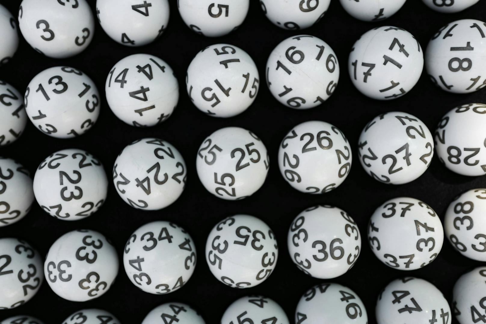 Alte Lottokugeln im Büro von Lotto Bayern. Archivbild