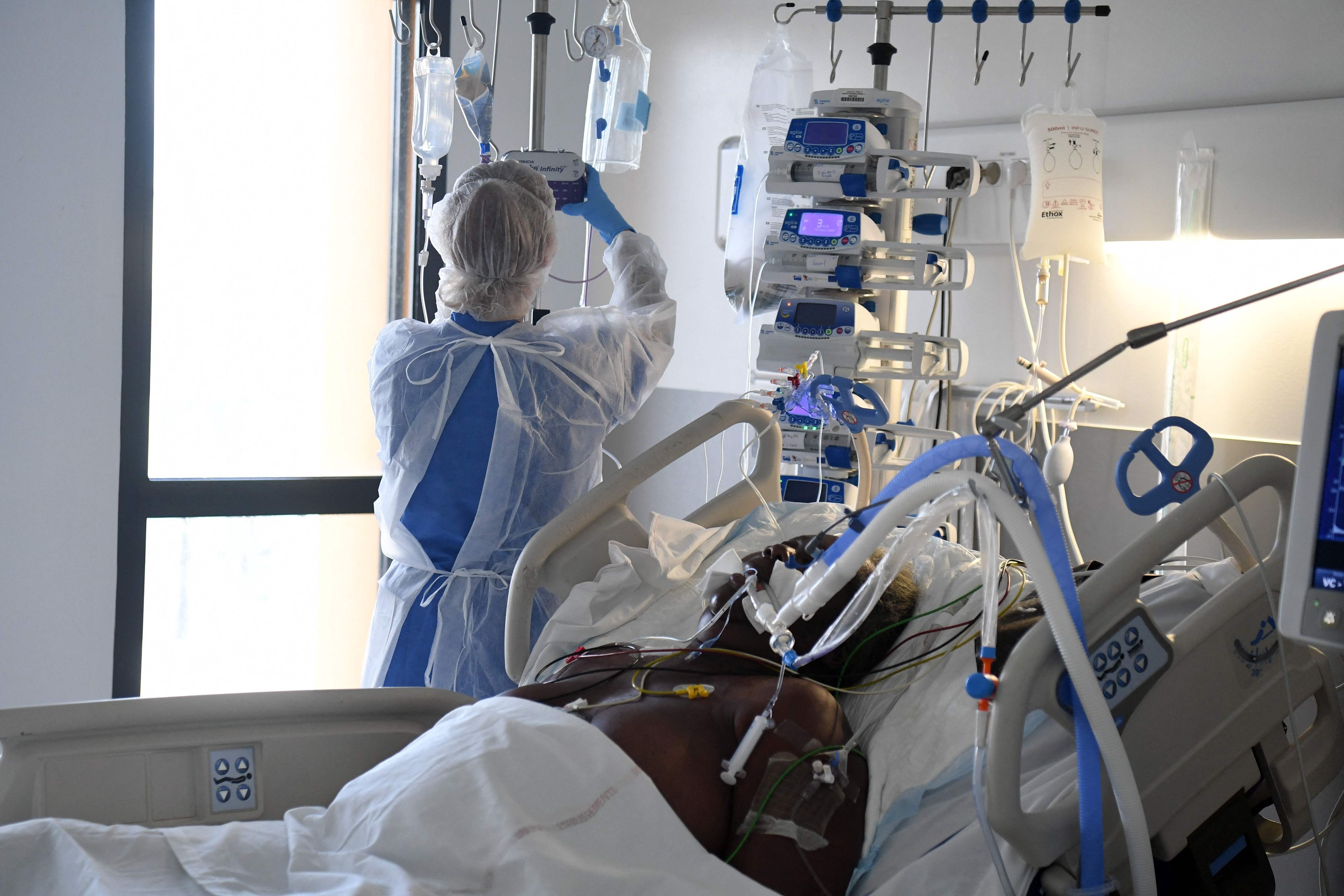 Download von www.picturedesk.com am 06.12.2021 (09:24).  Medical staff members tend to a Covid-19 patient under respiratory assistance, in a room of the intensive care unit of the Pierre Zobda-Quitman University hospital (CHU) in Fort-de-France on the French Caribbean island of Martinique, on December 1, 2021. - Unrest in the neighbouring island and former colonial outpost of Guadeloupe began with a protest over compulsory Covid-19 vaccinations for health workers, but quickly ballooned into a broader revolt over living conditions, and spread to next door Martinique. (Photo by ALAIN JOCARD / AFP) - 20211202_PD1402 - Rechteinfo: Rights Managed (RM) Nur für redaktionelle Nutzung! Werbliche Nutzung erfordert Freigabe: bitte schicken Sie uns eine Anfrage.