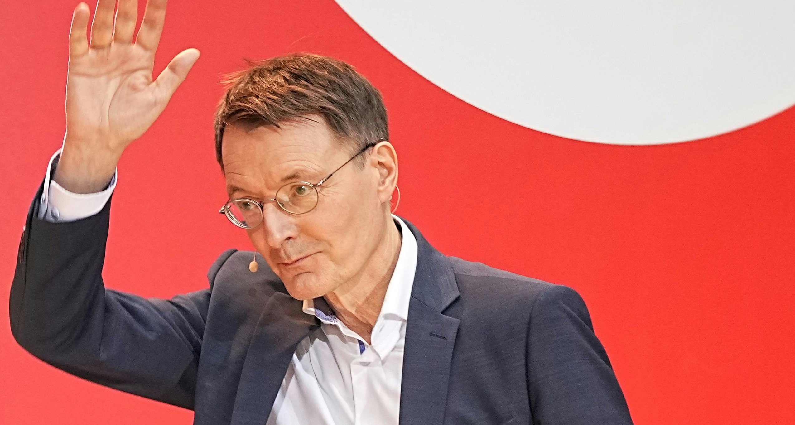 Download von www.picturedesk.com am 06.12.2021 (11:02).  06 December 2021, Berlin: Karl Lauterbach (SPD), designated Federal Minister for Health, waves during the presentation of the SPD ministers by Chancellor-designate Scholz (SPD), at the Willy Brandt House. Photo: Michael Kappeler/dpa - 20211206_PD1285 - Rechteinfo: Rights Managed (RM)