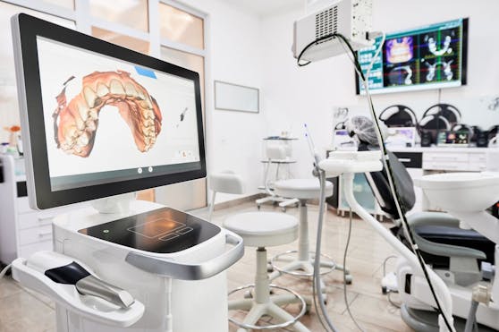 Ein Zahnarzt in Oberösterreich soll Patienten gesunde Zähne gezogen haben. Es entstand großer Schaden.
