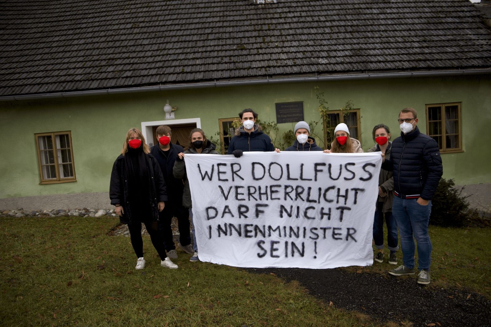 Fotoaktion der SJ vor Dollfuß-Museum