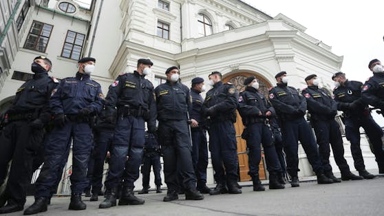 Polizeibeamte vor der Angelobung des ÖVP-Regierungsteams