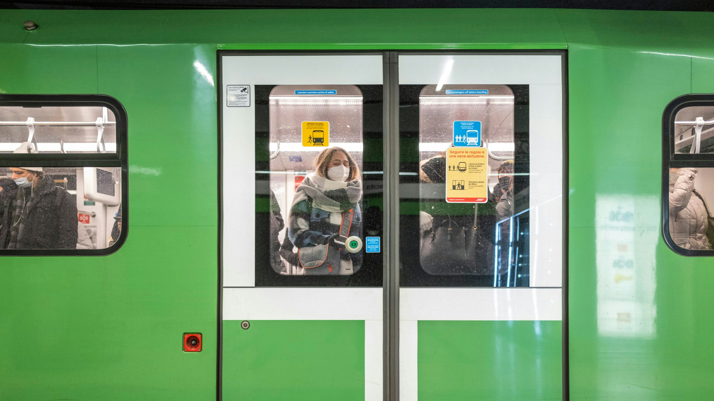 Download von www.picturedesk.com am 06.12.2021 (11:34).  Milan, Orange Zone, People on the subway during the morning rush hour. In the photo Green Line M2 Editorial Usage Only - 20210125_PD1544 - Rechteinfo: Rights Managed (RM)