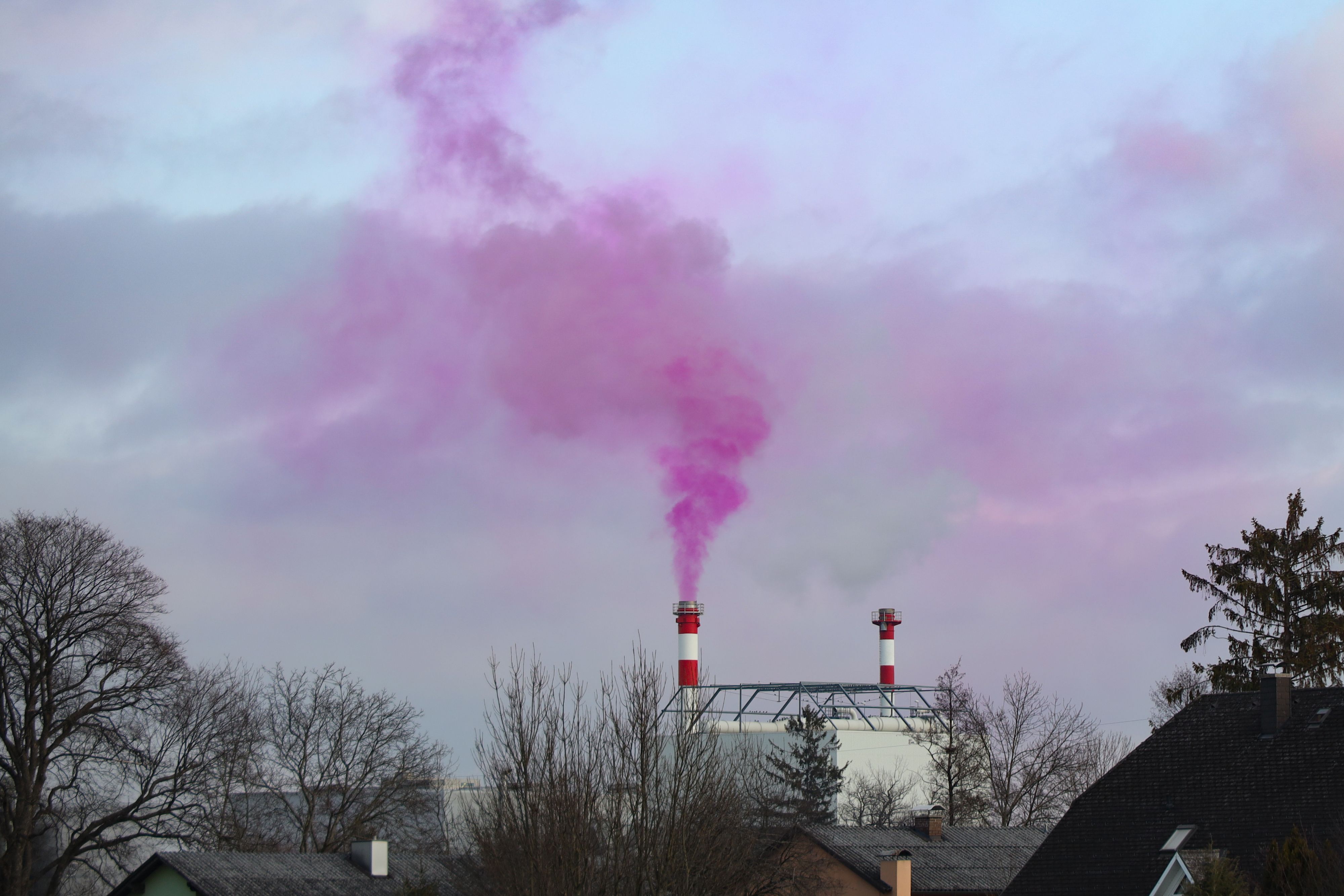 Pinkfarbener Rauch verunsicherte die Bürger in Wels.