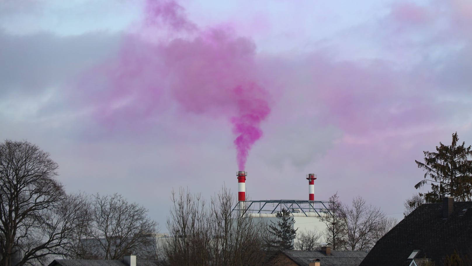Pinkfarbener Rauch verunsicherte die Bürger in Wels.