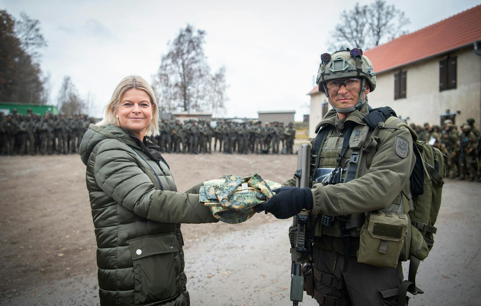 Verteidigungsministerin <strong>Klaudia Tanner</strong>:&nbsp;"In herausfordernden Zeiten braucht es Stabilität, die notwendige Ruhe, aber auch Mut, um Entscheidungen gezielt zu treffen. Bundeskanzler Karl Nehammer bringt all diese Eigenschaften mit."