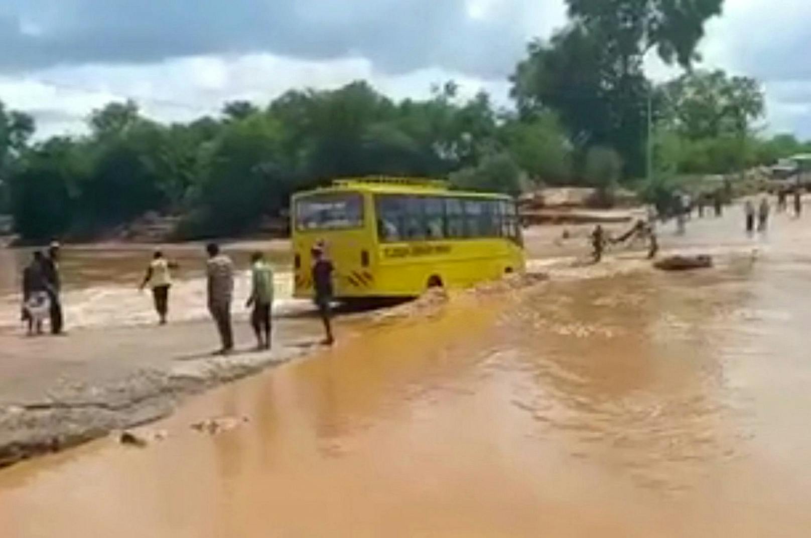 Der Bus hatte mit Hilfe von zahlreichen Passanten den Hochwasser führenden Fluss Enziu queren wollen.