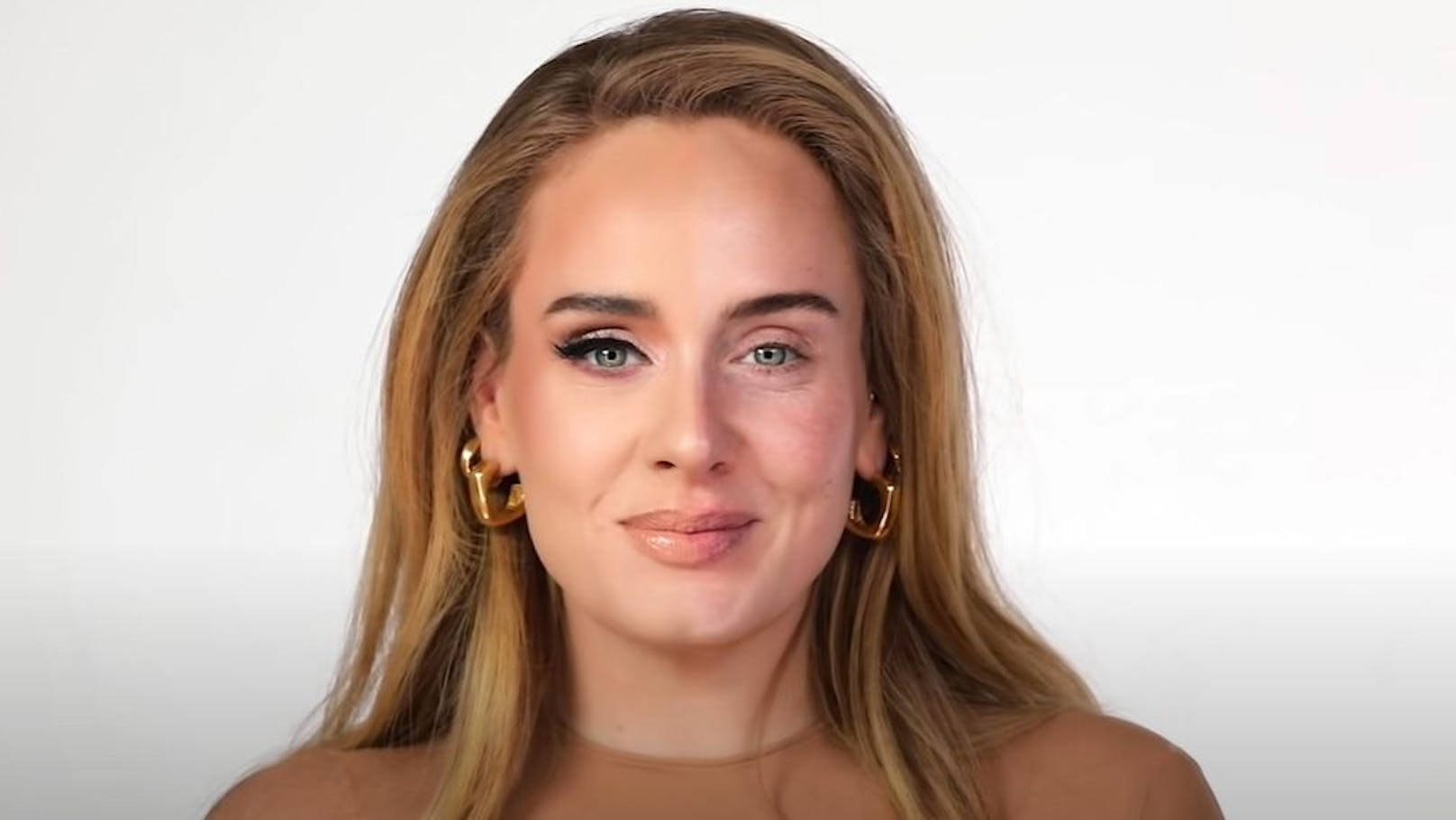 Adele wurde von YouTube-Star Nikki Tutorials in ihrer Reihe "The Power of Make-Up" nur zur Hälfte geschminkt.