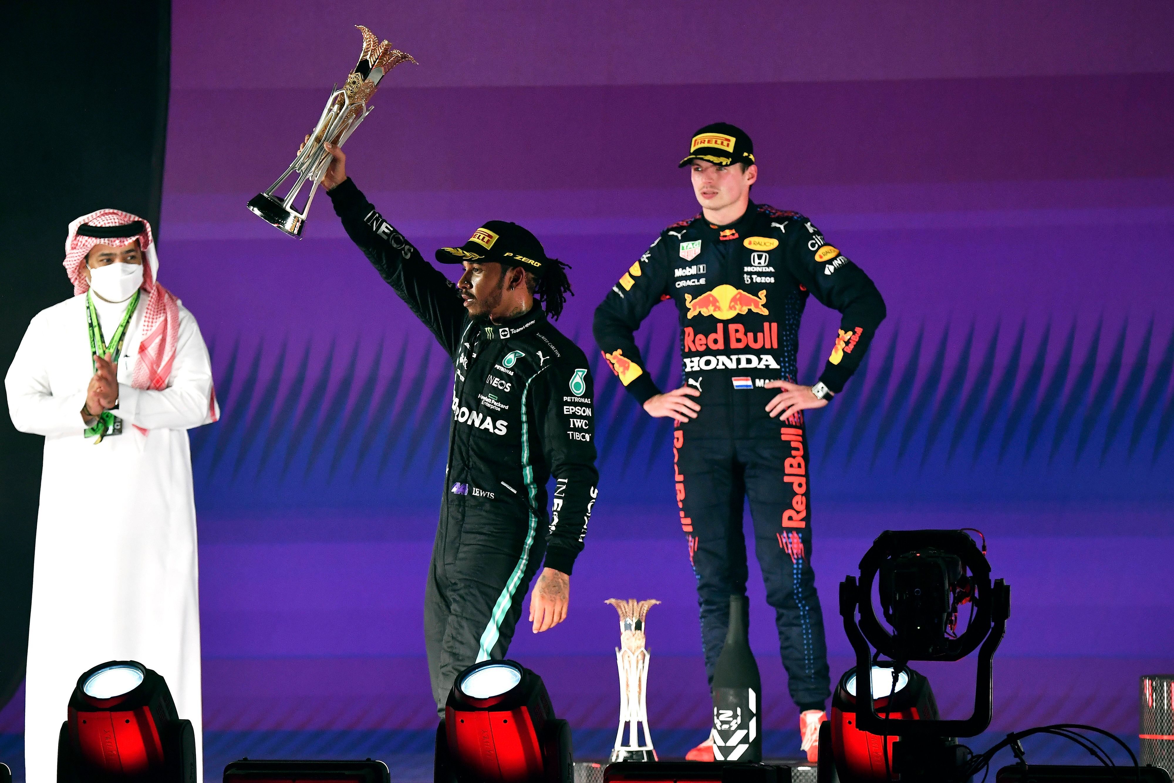 Lewis Hamilton jubelt über den Rennsieg, Max Verstappen ist über Platz zwei sauer.