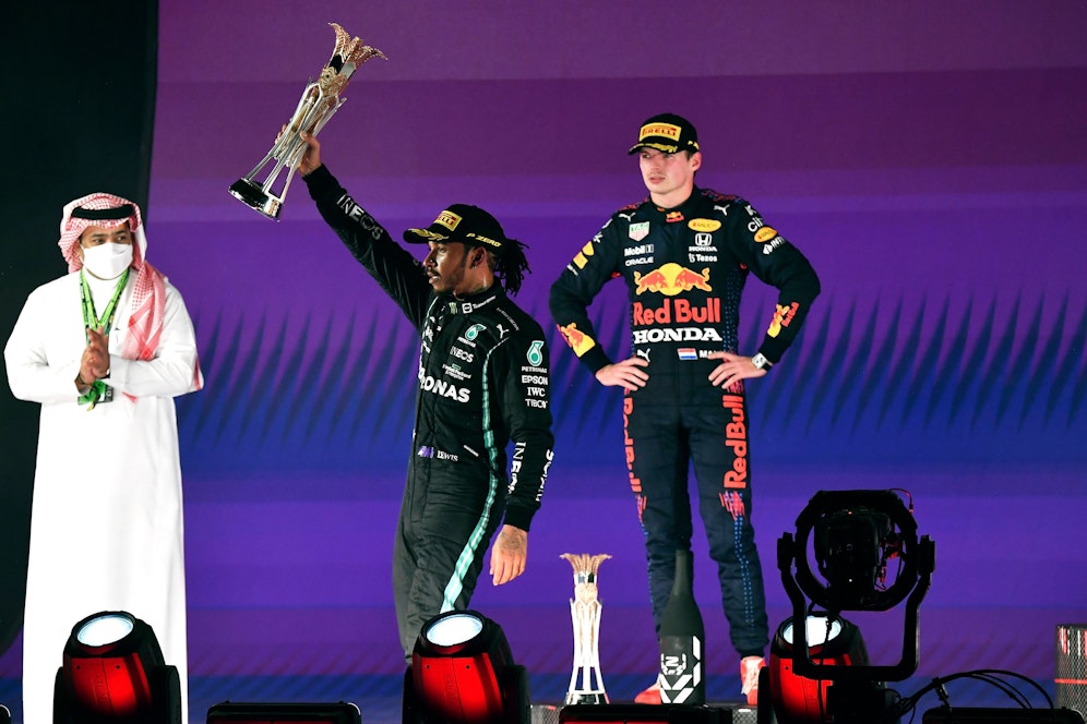 Lewis Hamilton jubelt über den Rennsieg, Max Verstappen ist über Platz zwei sauer.