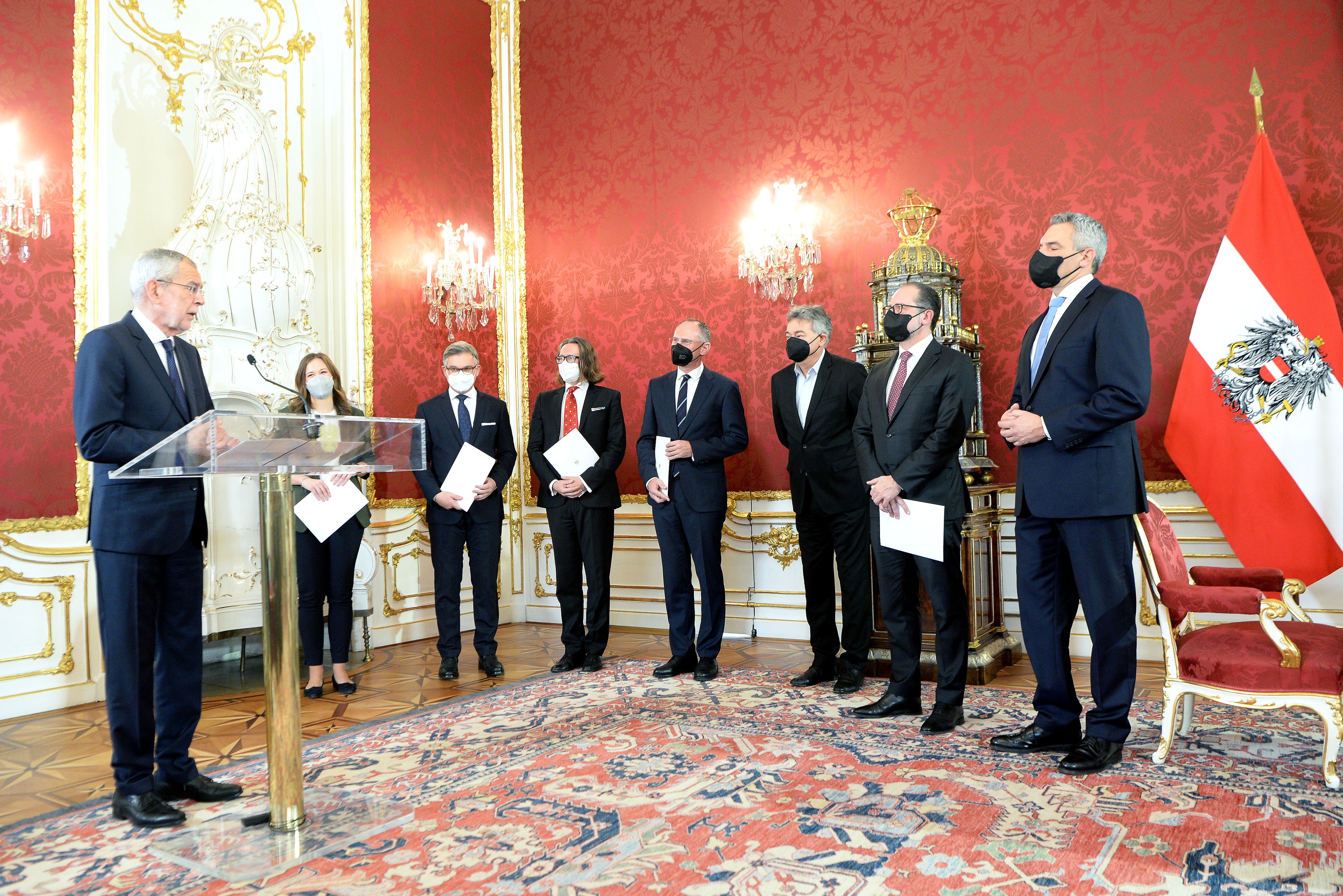 Schon Routine: Van der Bellen bei der Angelobung der neuen Regierungsmitglieder.