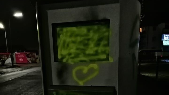 Unbekannte beschmierten diesen Radarkasten mit Herzerl, machten ihn damit blind.