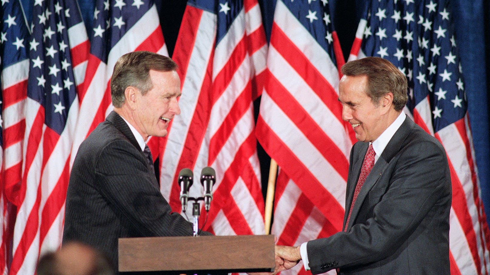 <strong>Bob Dole</strong> und der damalige US-Präsident <strong>George H.W. Bush</strong> (links, 1992)