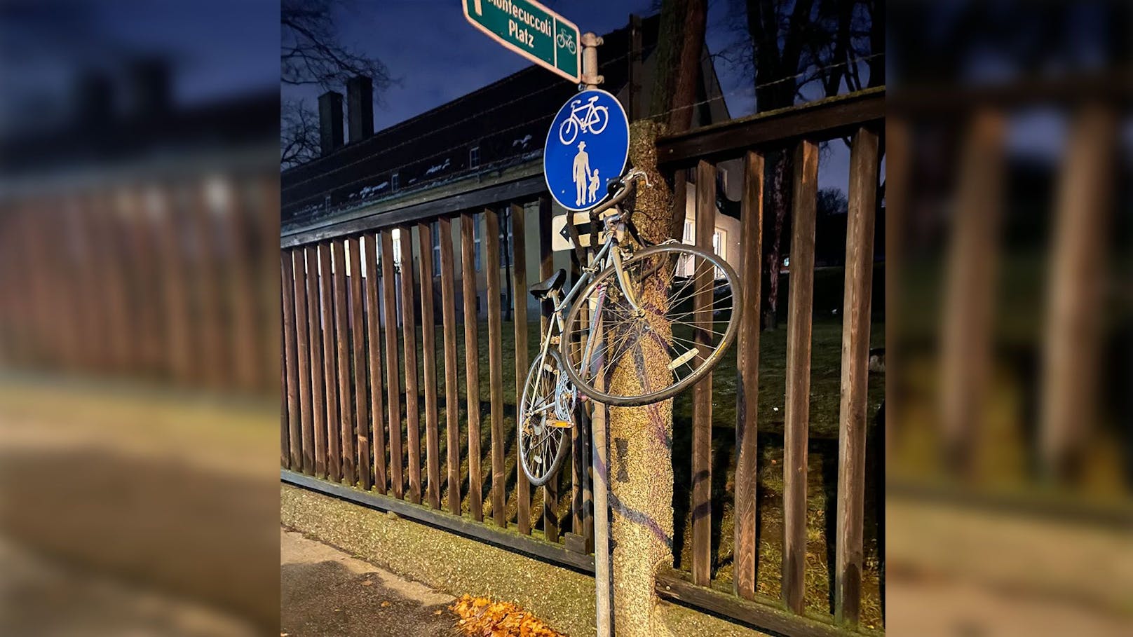 So sicherte ein Wiener sein Fahrrad gegen Diebstahl. <a href="https://www.heute.at/s/gegen-diebstahl-gesichert-meidlinger-haengt-rad-auf-100177708">Weiterlesen&gt;&gt;&gt;</a>