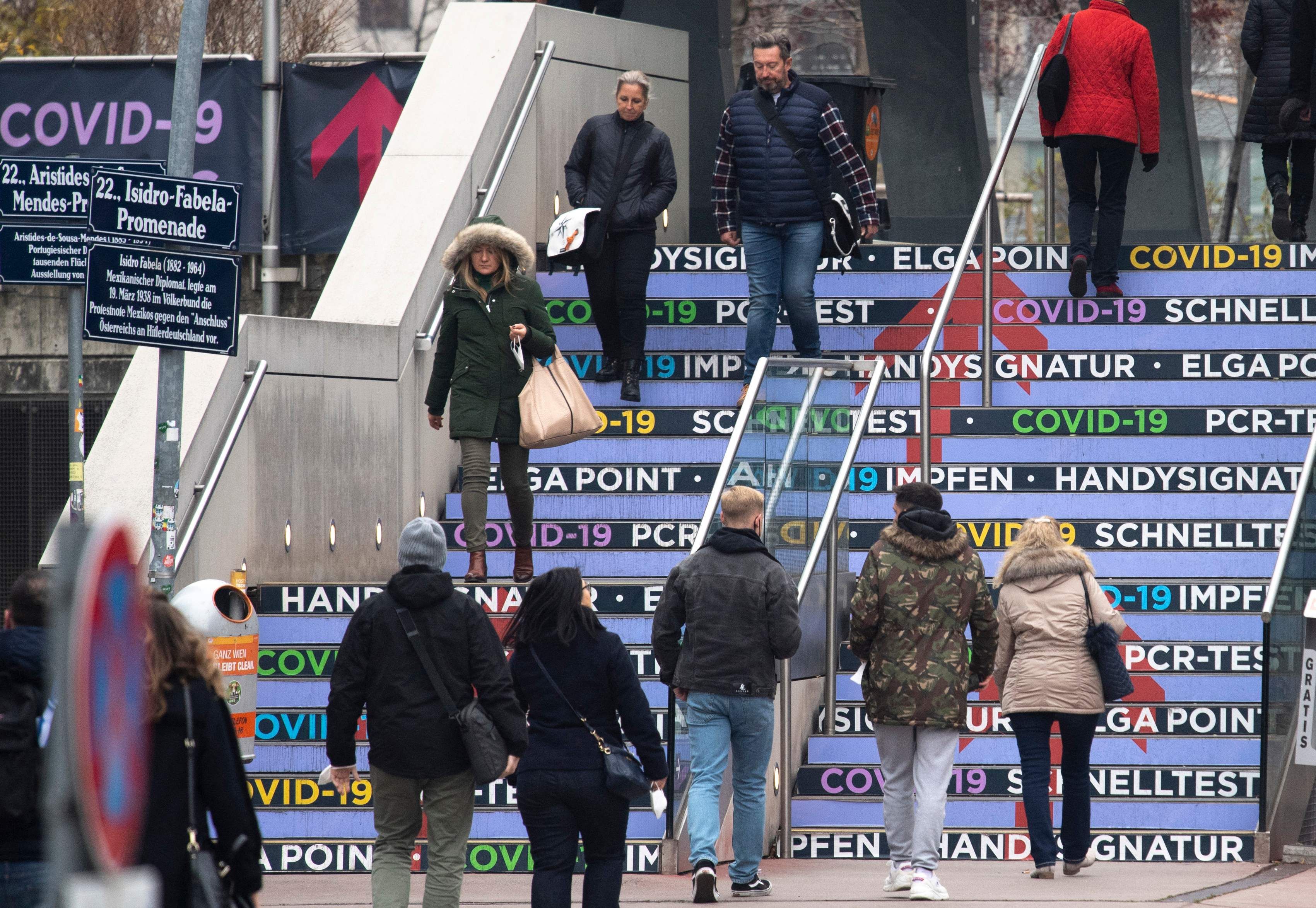 Download von www.picturedesk.com am 07.12.2021 (20:25).  Children and their parents arrive at a vaccination center for the start of the first shot innoculation of children between five and 11 of the corona vaccine in Vienna, Austria on November 15, 2021. - Authorities began vaccinating children between five and 11 against coronavirus in the capital on Monday among soaring rates that saw a country wide lockdown for some two million people who have not been fully vaccinated against Covid-19. (Photo by JOE KLAMAR / AFP) - 20211115_PD1663 - Rechteinfo: Rights Managed (RM) Nur für redaktionelle Nutzung! Werbliche Nutzung erfordert Freigabe: bitte schicken Sie uns eine Anfrage.