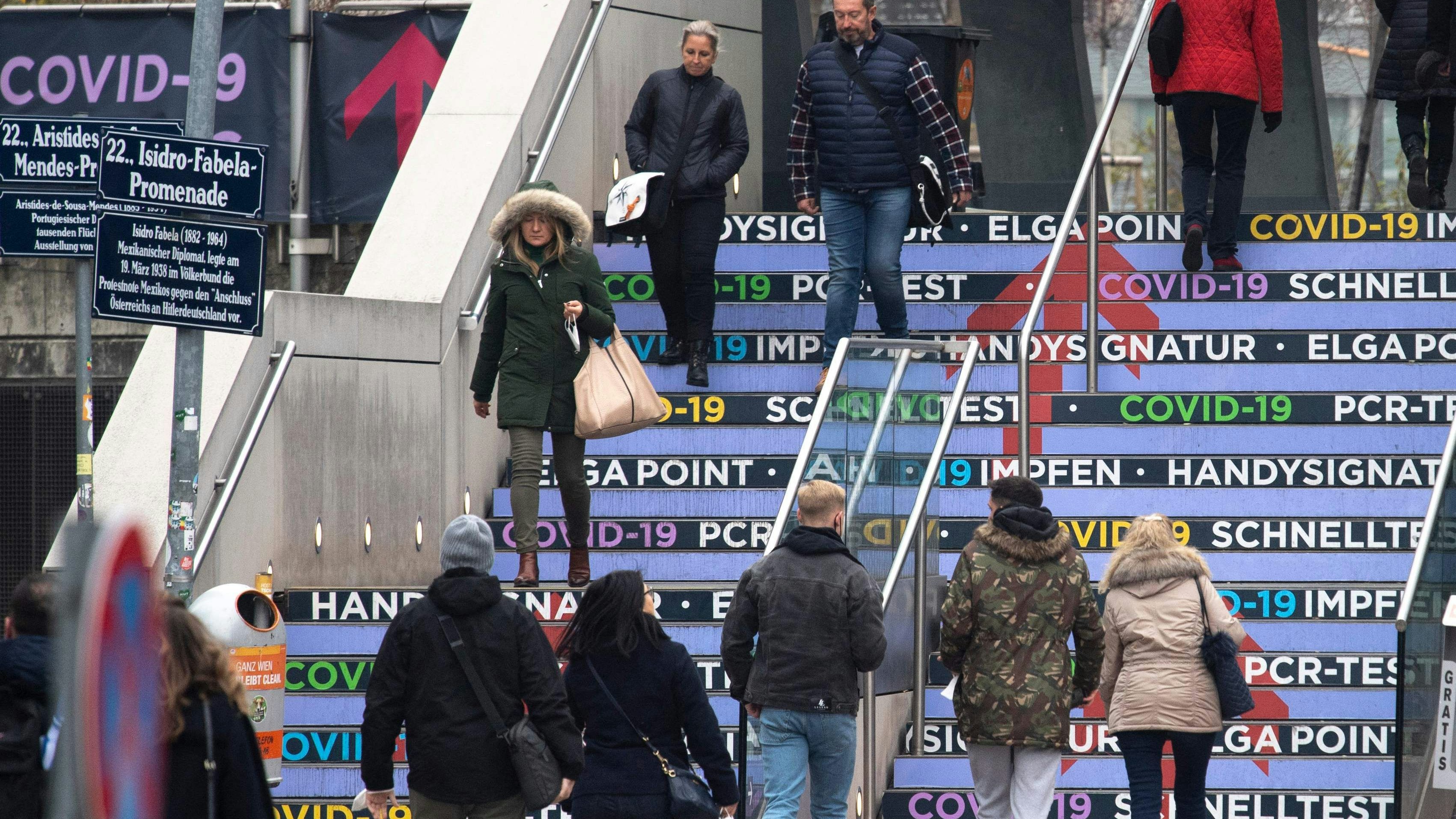 Download von www.picturedesk.com am 07.12.2021 (20:25).  Children and their parents arrive at a vaccination center for the start of the first shot innoculation of children between five and 11 of the corona vaccine in Vienna, Austria on November 15, 2021. - Authorities began vaccinating children between five and 11 against coronavirus in the capital on Monday among soaring rates that saw a country wide lockdown for some two million people who have not been fully vaccinated against Covid-19. (Photo by JOE KLAMAR / AFP) - 20211115_PD1663 - Rechteinfo: Rights Managed (RM) Nur für redaktionelle Nutzung! Werbliche Nutzung erfordert Freigabe: bitte schicken Sie uns eine Anfrage.