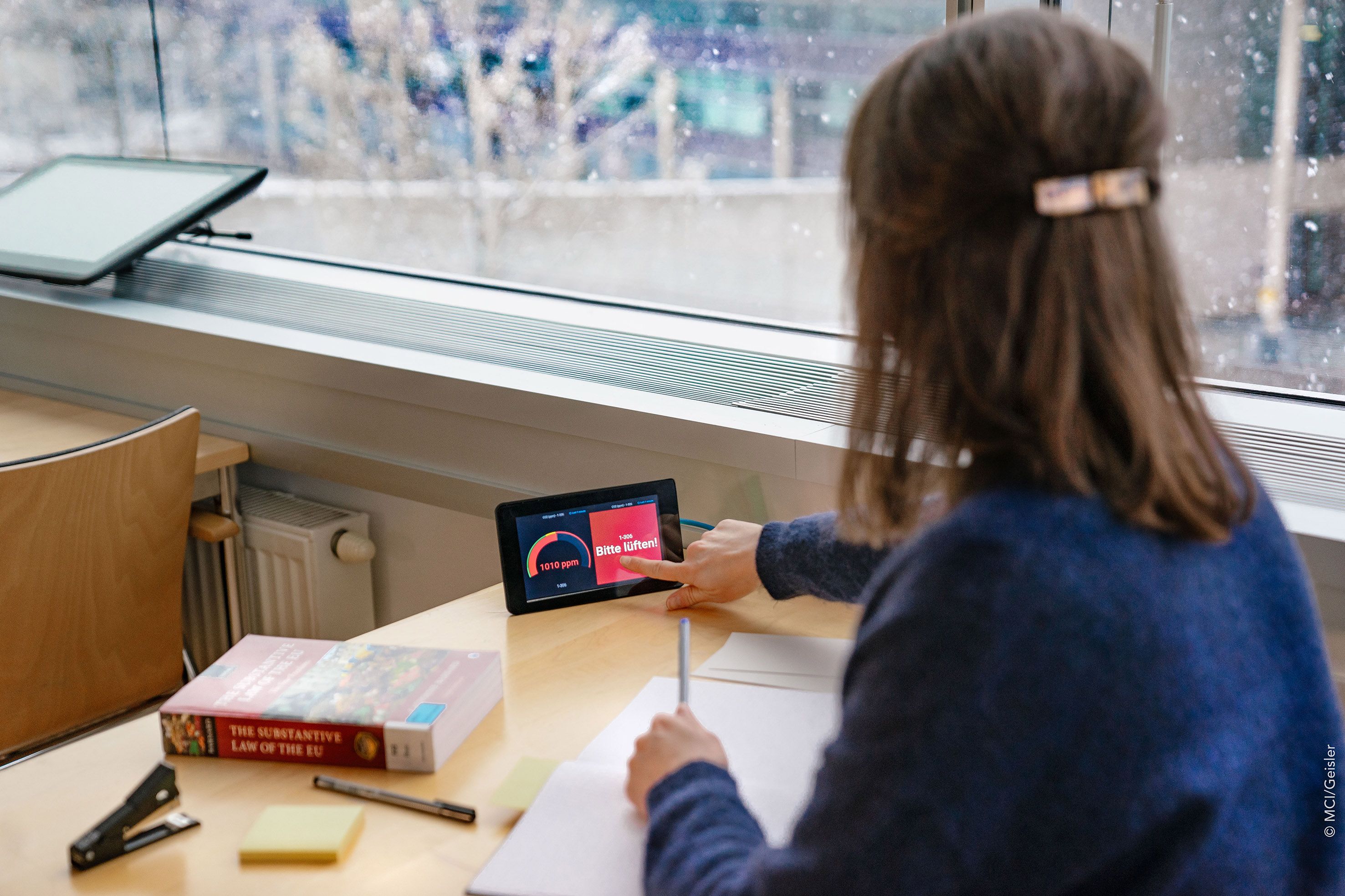 Infineon und MCI liefern Sensoren zur Luftgüte-Messung an Schulen in Kärnten und Tirol.