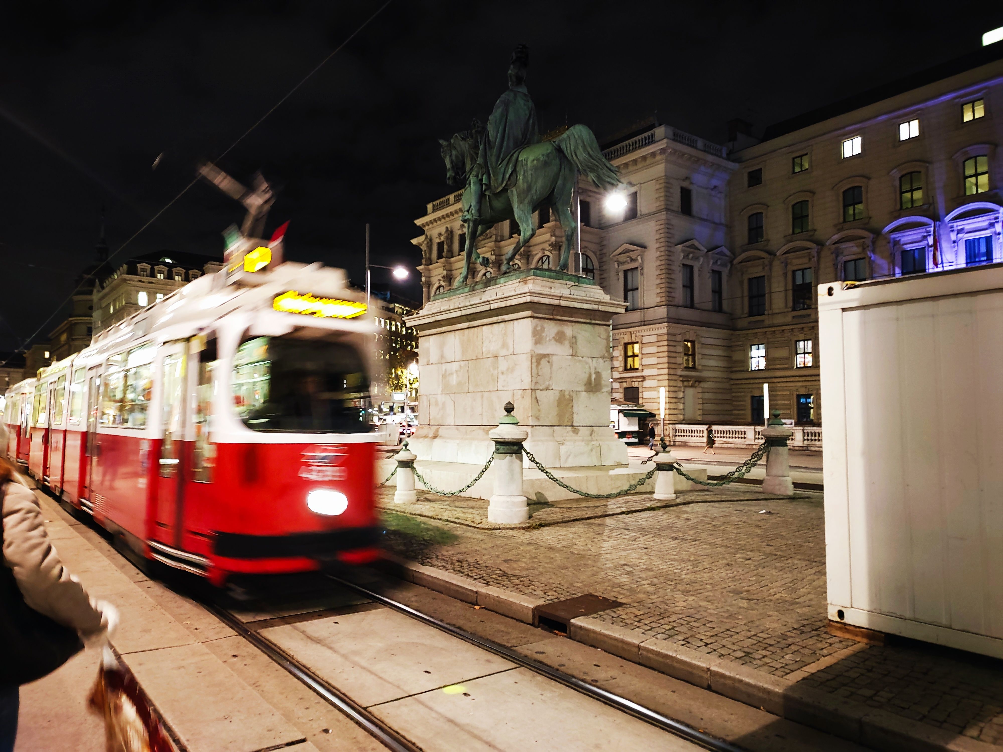 Auch in der Nacht ist die Kamera top. Doch mit sich bewegenden Objekten kommt sie nicht so gut zurecht.