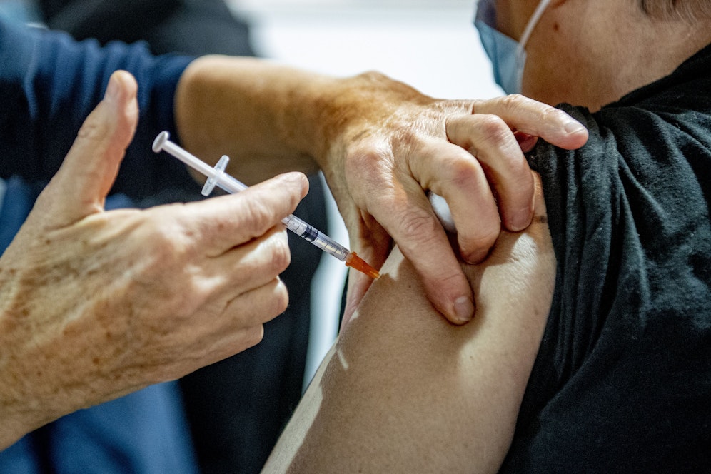 Um der Impfpflicht zu entkommen gibt es kuriose Maßnahmen. Helfen tun die allerdings nicht.