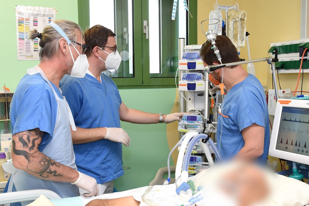 Dr. Stefan Palma (2. v. li.) bei der Arbeit