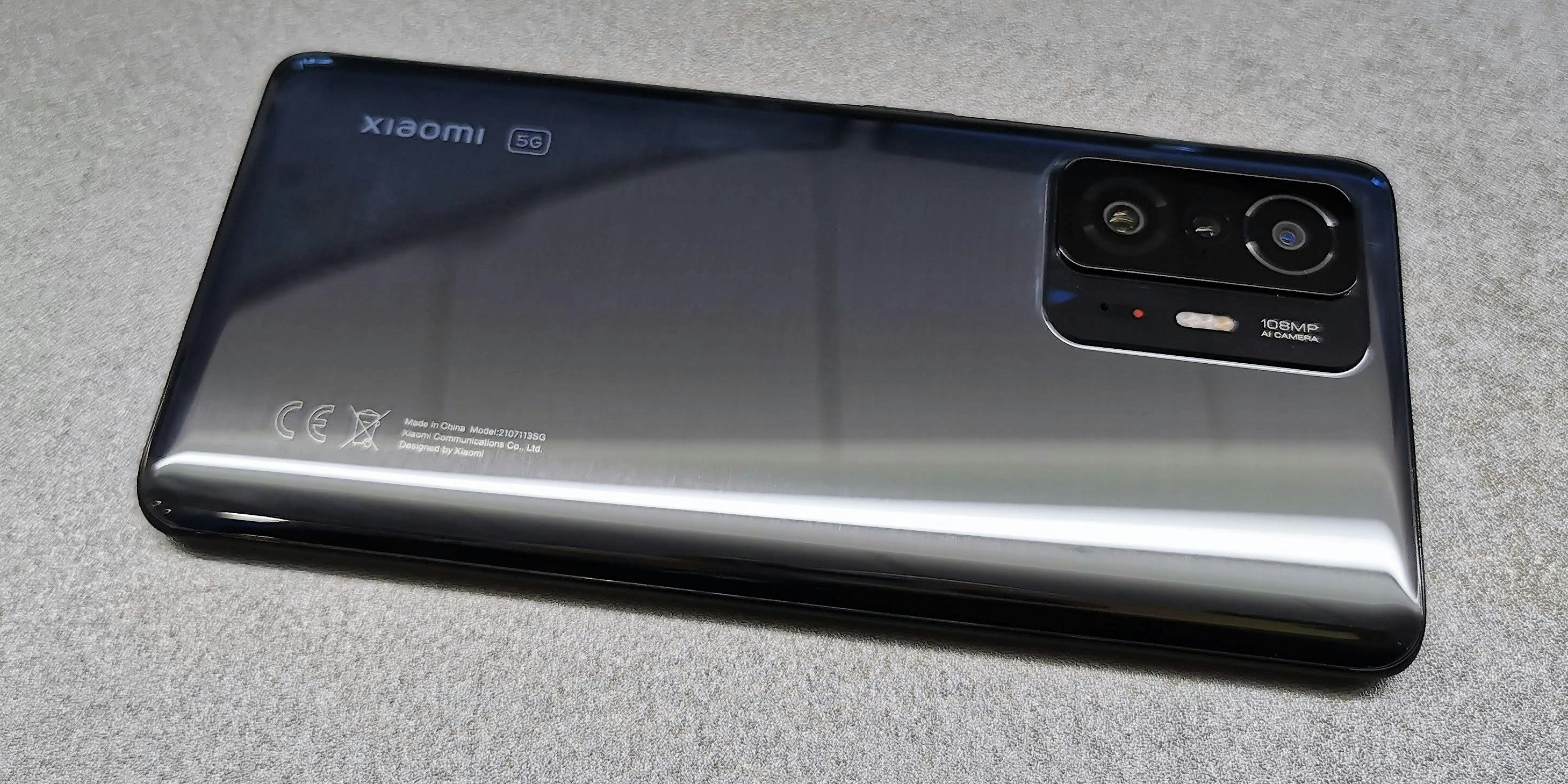 Das gebürstete Design sieht beim dunkelgrauen Testobjekt wie ein Metallrücken unter Glas aus.