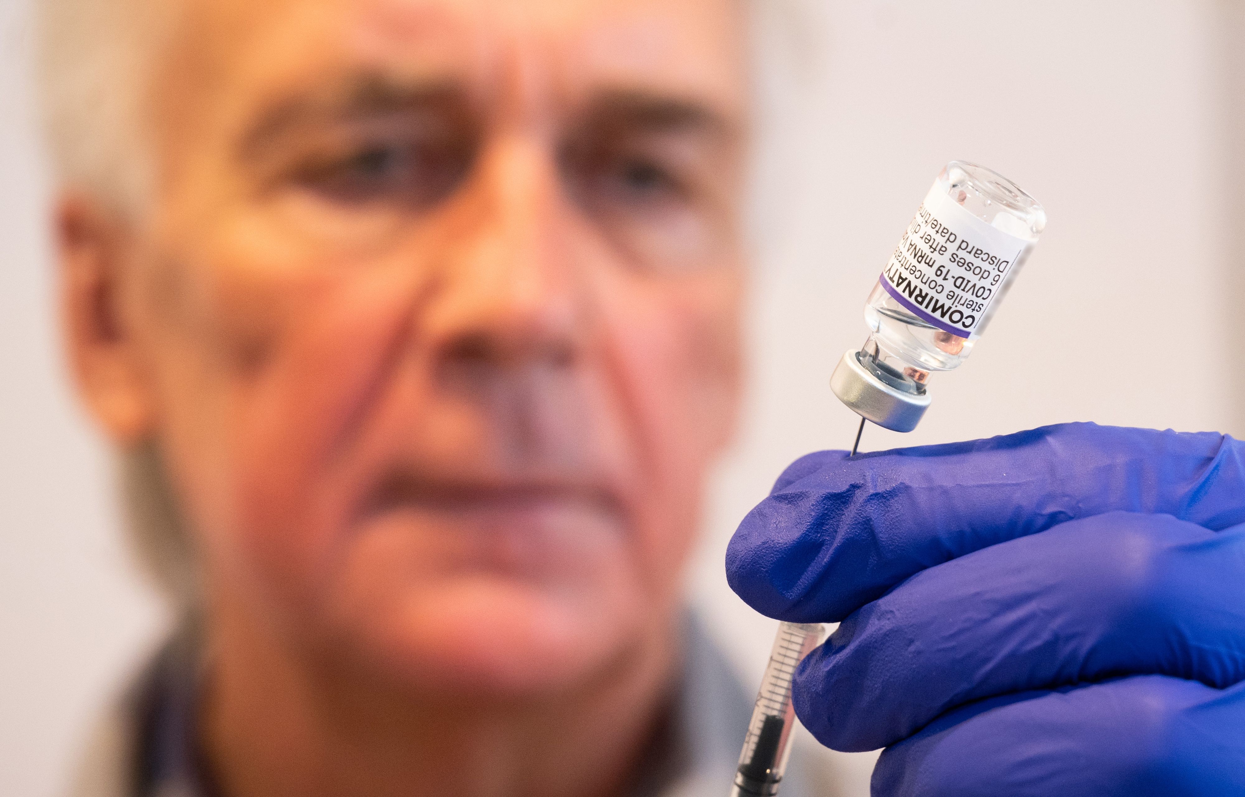 Download von www.picturedesk.com am 07.12.2021 (12:58).  06 December 2021, Lower Saxony, Hanover: Rescue assistant Joachim Gerhardy of the Johanniter-Unfall-Hilfe prepares a vaccination of the Corona virus with the vaccine Comirnaty from Biontech in the former Rainforest Panorama at the Hannover Adventure Zoo. At the zoo there is a new vaccination offer, which is to be aimed then in the future particularly also at children. (ATTENTION: The barcode on the vaccine was made unrecognizable) Photo: Julian Stratenschulte/dpa - 20211206_PD2814 - Rechteinfo: Rights Managed (RM)