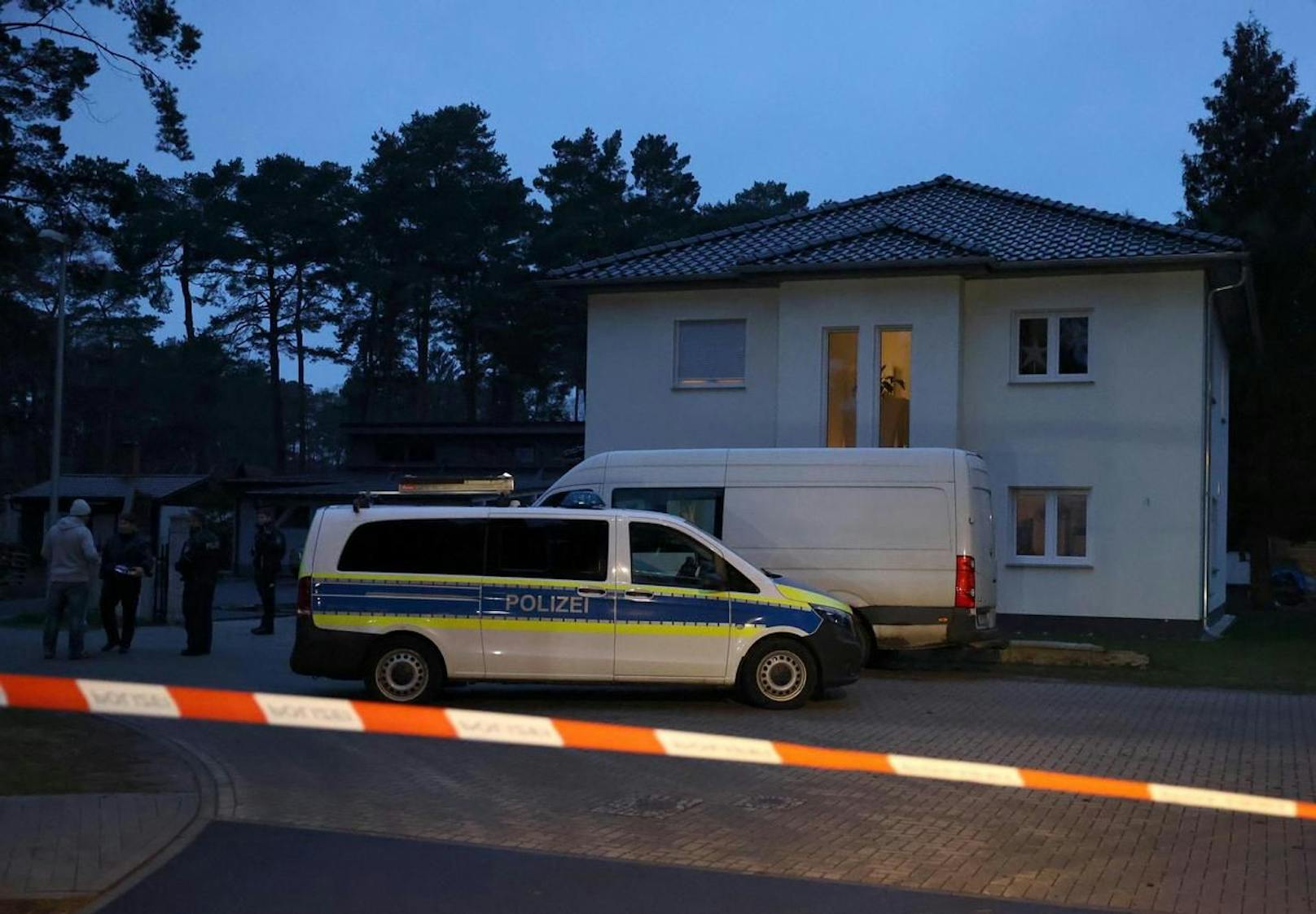 In diesem Wohnhaus in Senzig wurden am Samstag fünf tote Personen gefunden.