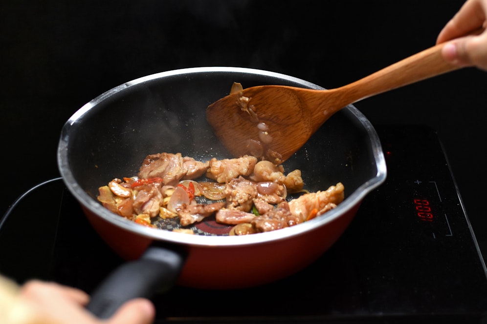 Kratzer in der Pfanne können mit den richtigen Küchentools vermieden werden.