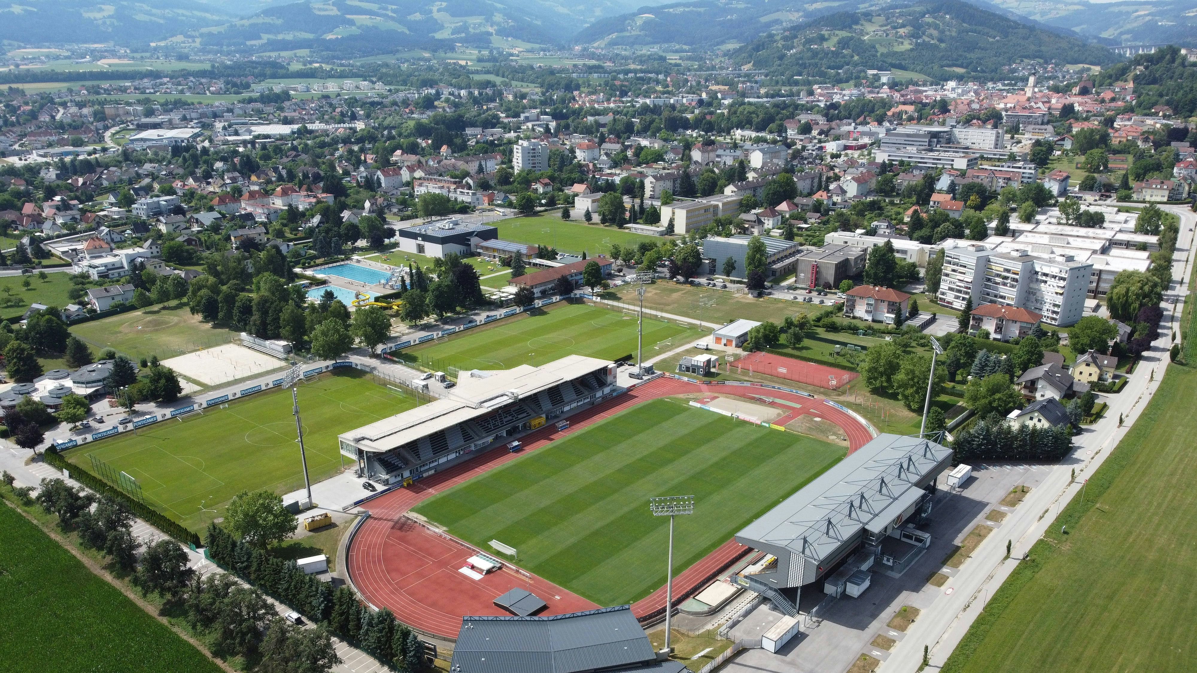 Download von www.picturedesk.com am 07.12.2021 (16:42).  WOLFSBERG, AUSTRIA - JULY 8: the Lavanttal Arena from the air with the city Wolfsberg in behind during RZ Pellets WAC - Teamphoto at Lavanttal-Arena on July 8, 2021 in Wolfsberg, Austria.210708_SEPA_27_011 - 20210708_PD6888 - Rechteinfo: Rights Managed (RM)