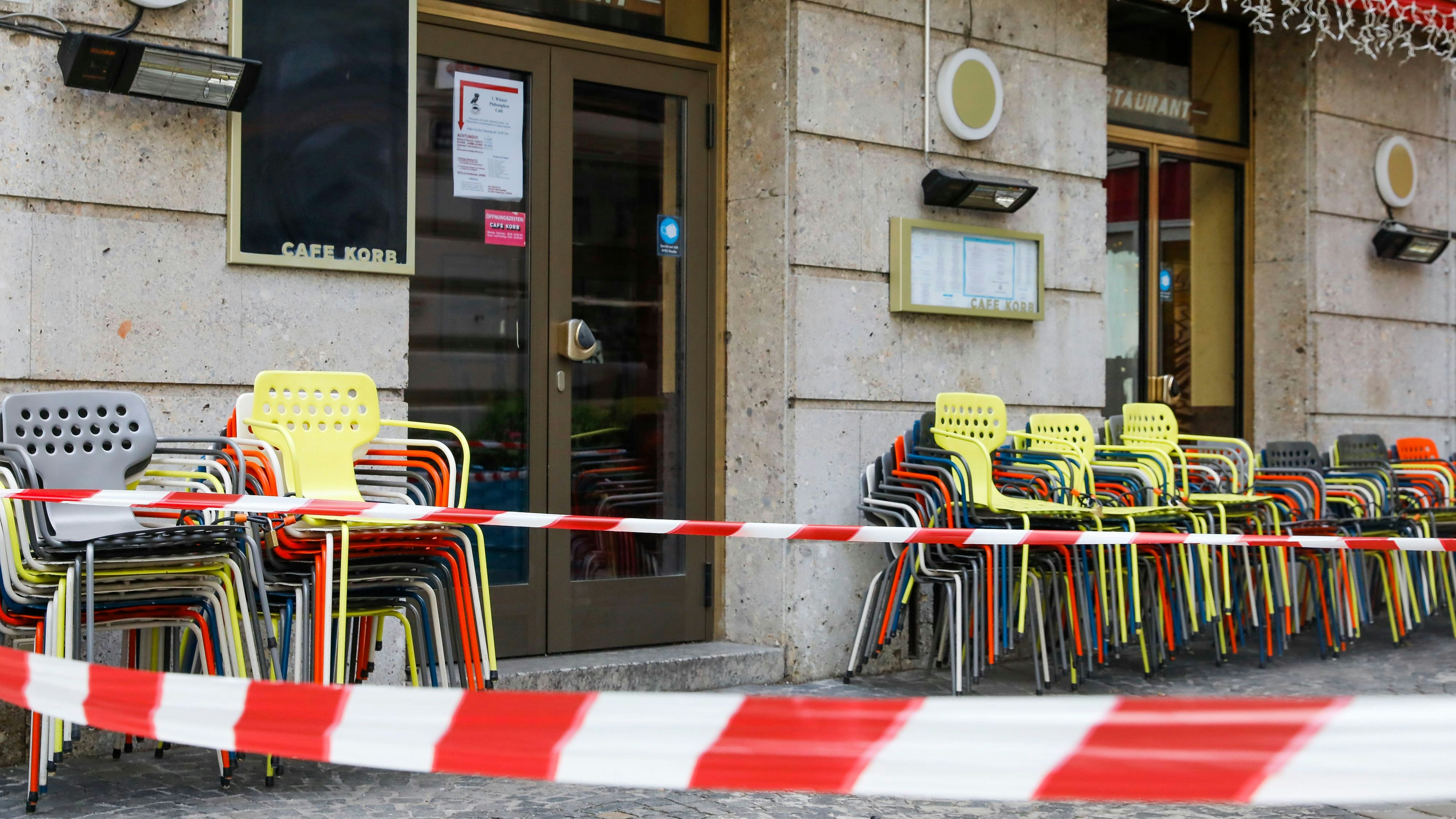 Download von www.picturedesk.com am 07.12.2021 (16:20).  Due to the lockdown, restaurants are closed and seats are blocked off in Vienna, Austria, Tuesday, Nov. 30, 2021. (AP Photo/Lisa Leutner) - 20211130_PD3461 - Rechteinfo: Rights Managed (RM)