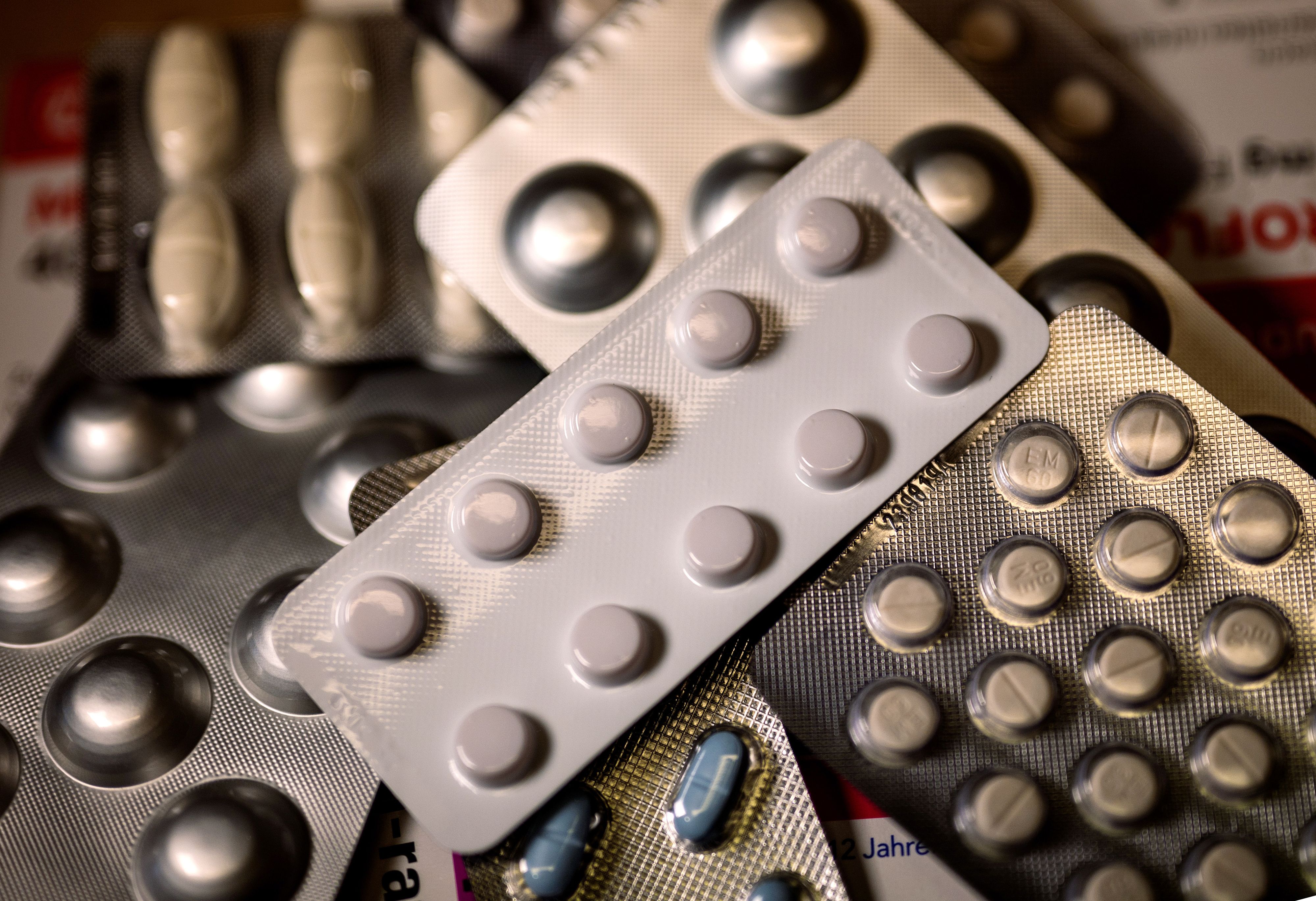 Download von www.picturedesk.com am 07.12.2021 (10:26).  ILLUSTRATION - 22 November 2021, Berlin: Various packages of medicine lie on a table in a pharmacy. Photo: Monika Skolimowska/dpa-Zentralbild/dpa - 20211122_PD13183 - Rechteinfo: Rights Managed (RM)