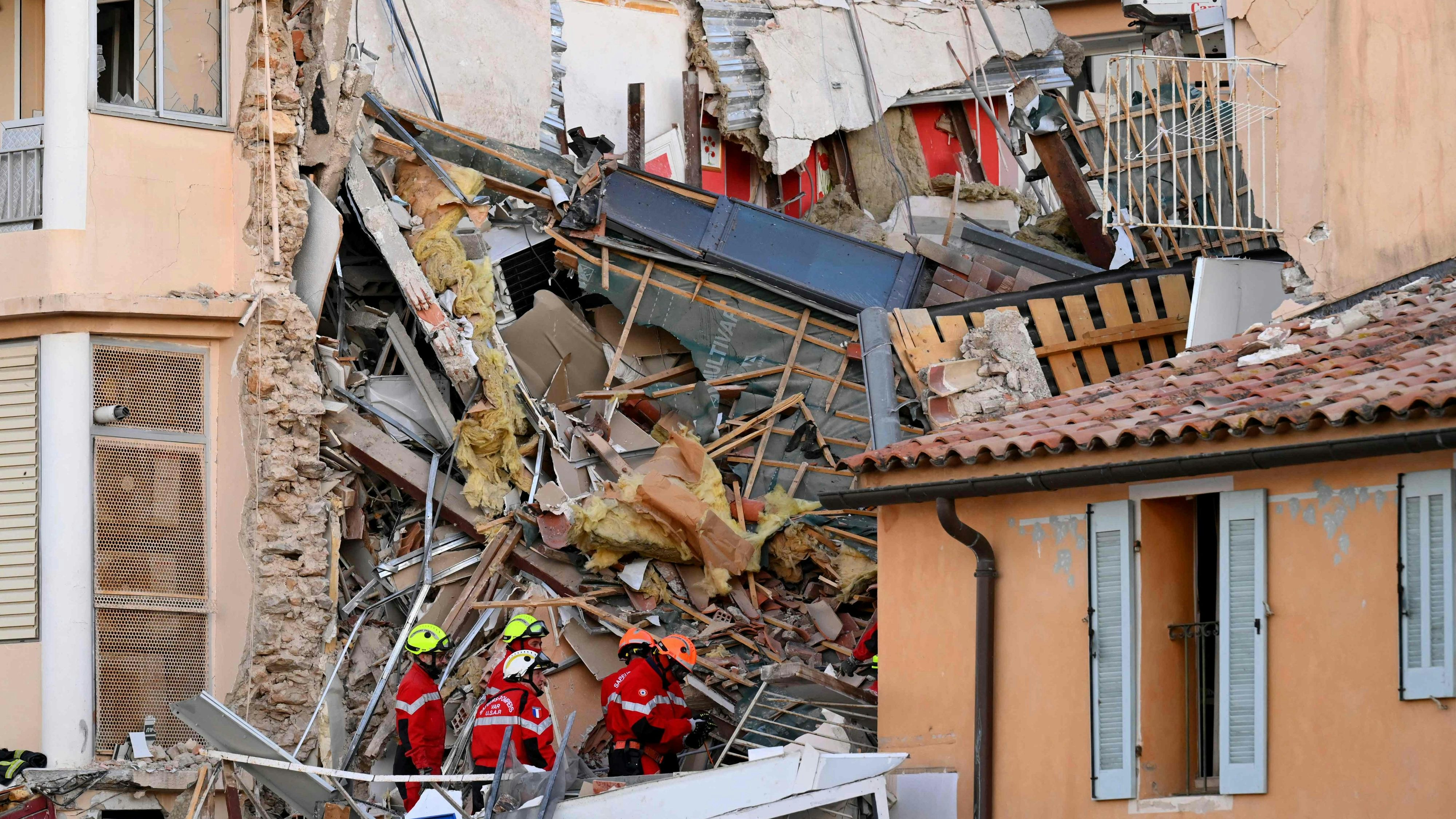 Download von www.picturedesk.com am 07.12.2021 (12:38).  French firefighters search the rubble for missing inhabitants after a building collapsed in Sanary-sur-Mer, on December 7, 2021. - Five people are "probably trapped in the rubble" of a three-story apartment building that collapsed overnight in Sanary-sur-Mer, Var, following an explosion that may have been caused by a gas problem, according to the firefighters. (Photo by Nicolas TUCAT / AFP) - 20211207_PD1778 - Rechteinfo: Rights Managed (RM) Nur für redaktionelle Nutzung! Werbliche Nutzung erfordert Freigabe: bitte schicken Sie uns eine Anfrage.