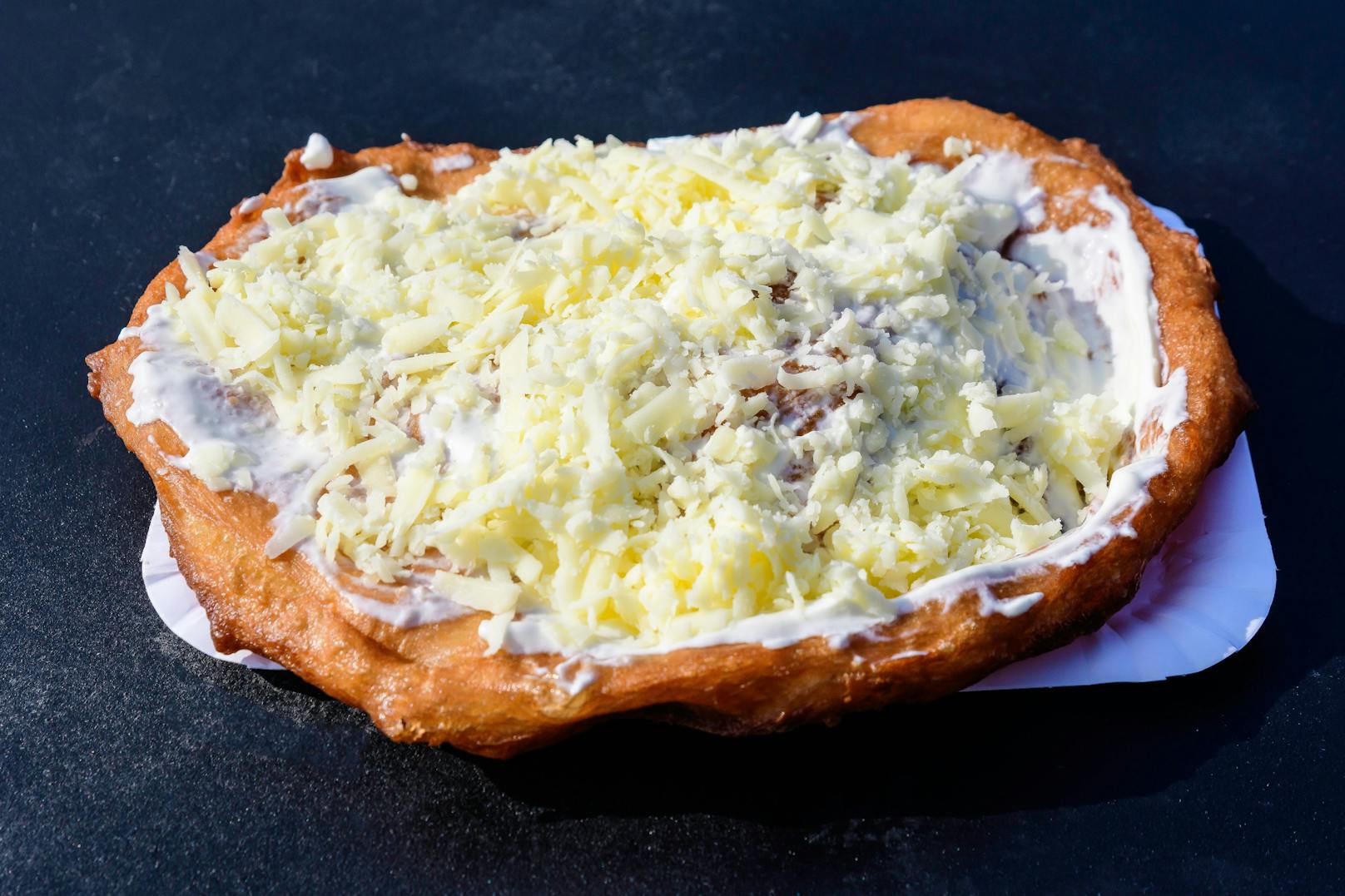 Ungarische Langos mit Knoblauchcreme und Käse