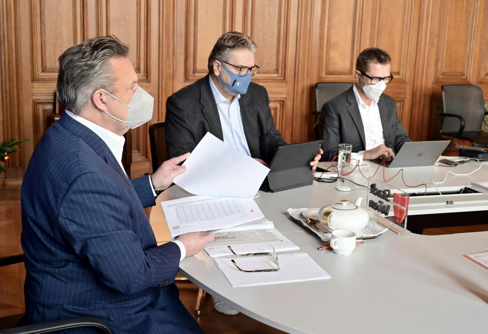 Wiens Bürgermeister Michael Ludwig (SPÖ) berät mit Experten über das weitere Vorgehen im Kampf gegen die Corona-Pandemie.