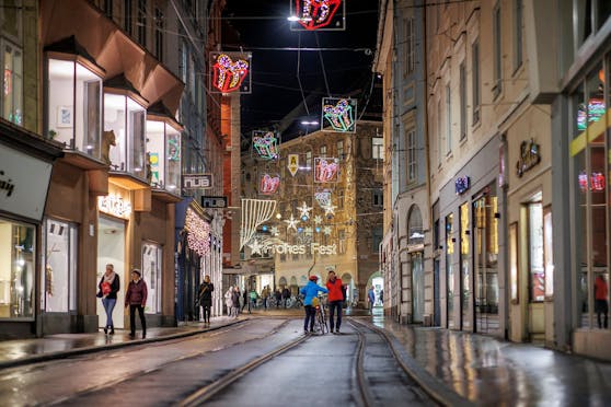 Lockdown in Graz: Weihnachtsbeleuchtung am ersten Abend des 4. bundesweiten Lockdowns in Österreich