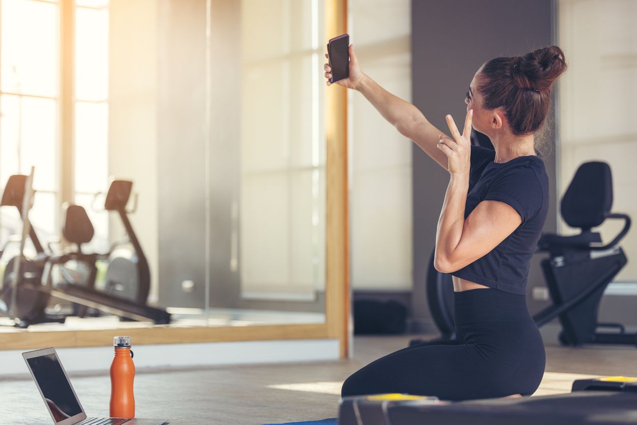 Junge Mädchen streben nach einem ambitionierten und fehlerfreiem Leben, um sich als #thatgirl zu identifizieren. Psychischer Druck, Neid auf andere und das Entstehen eines Stereotyps von perfekten Frauen sind die Folgen vom Wellnes-Hype.