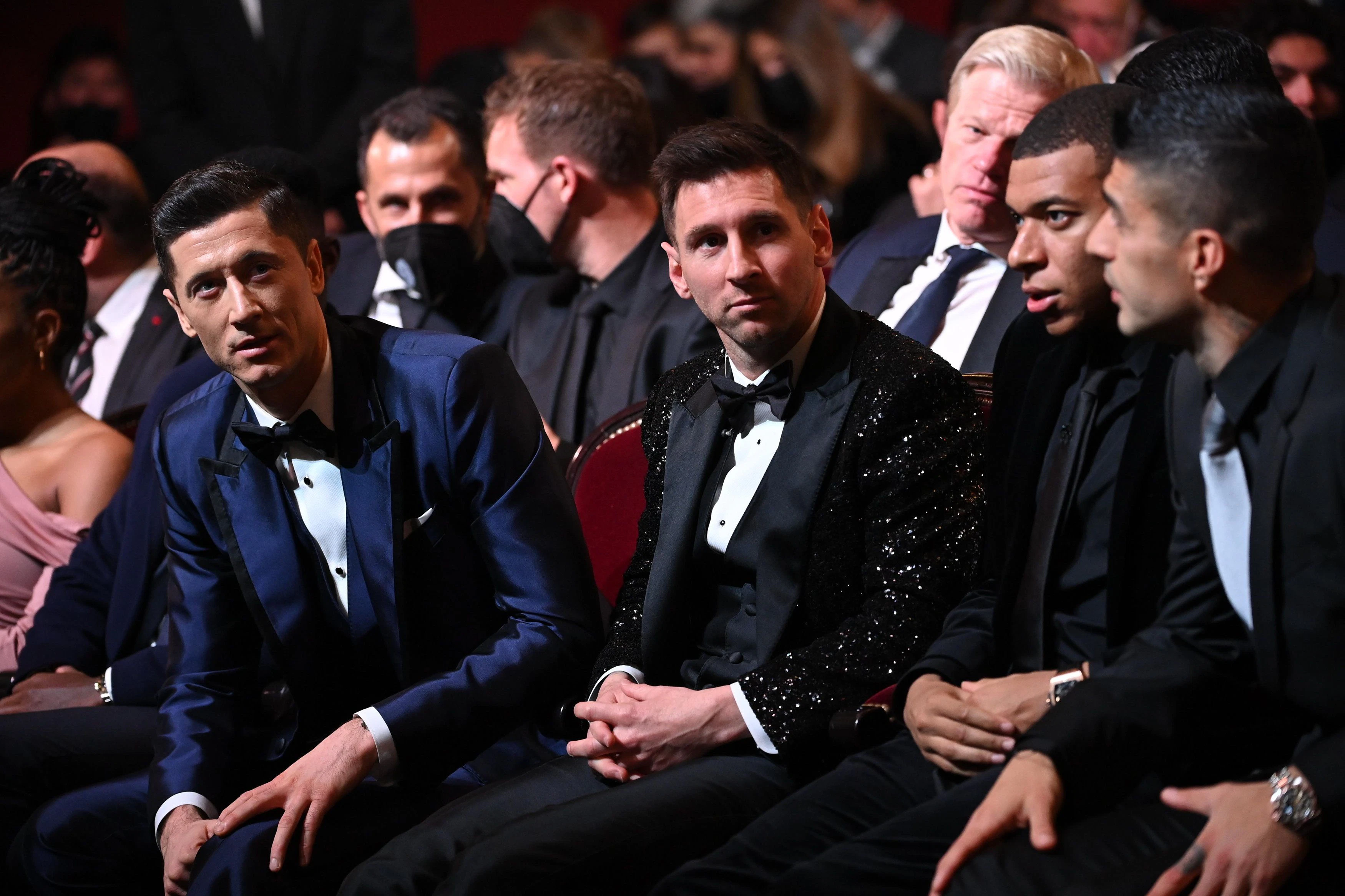 Robert Lewandowski erklärt, wie er seinen Saber zu Lionel Messi meinte. 