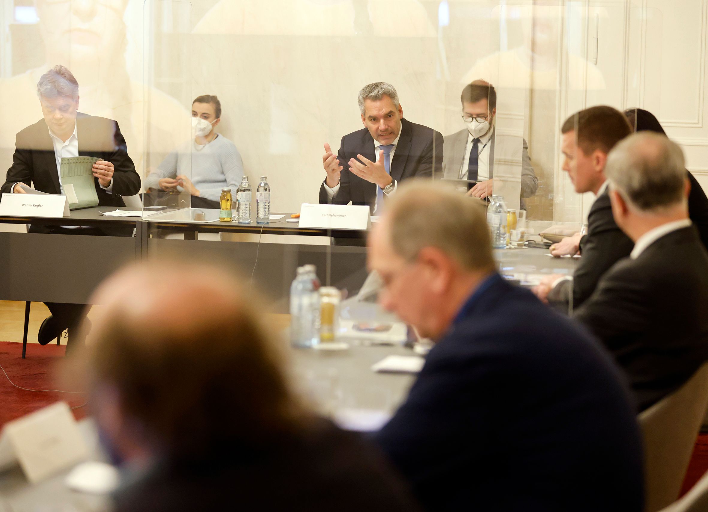 Kanzler Karl Nehammer (VP) und Vize Werner Kogler empfangen heute Länderchefs und Experten.
