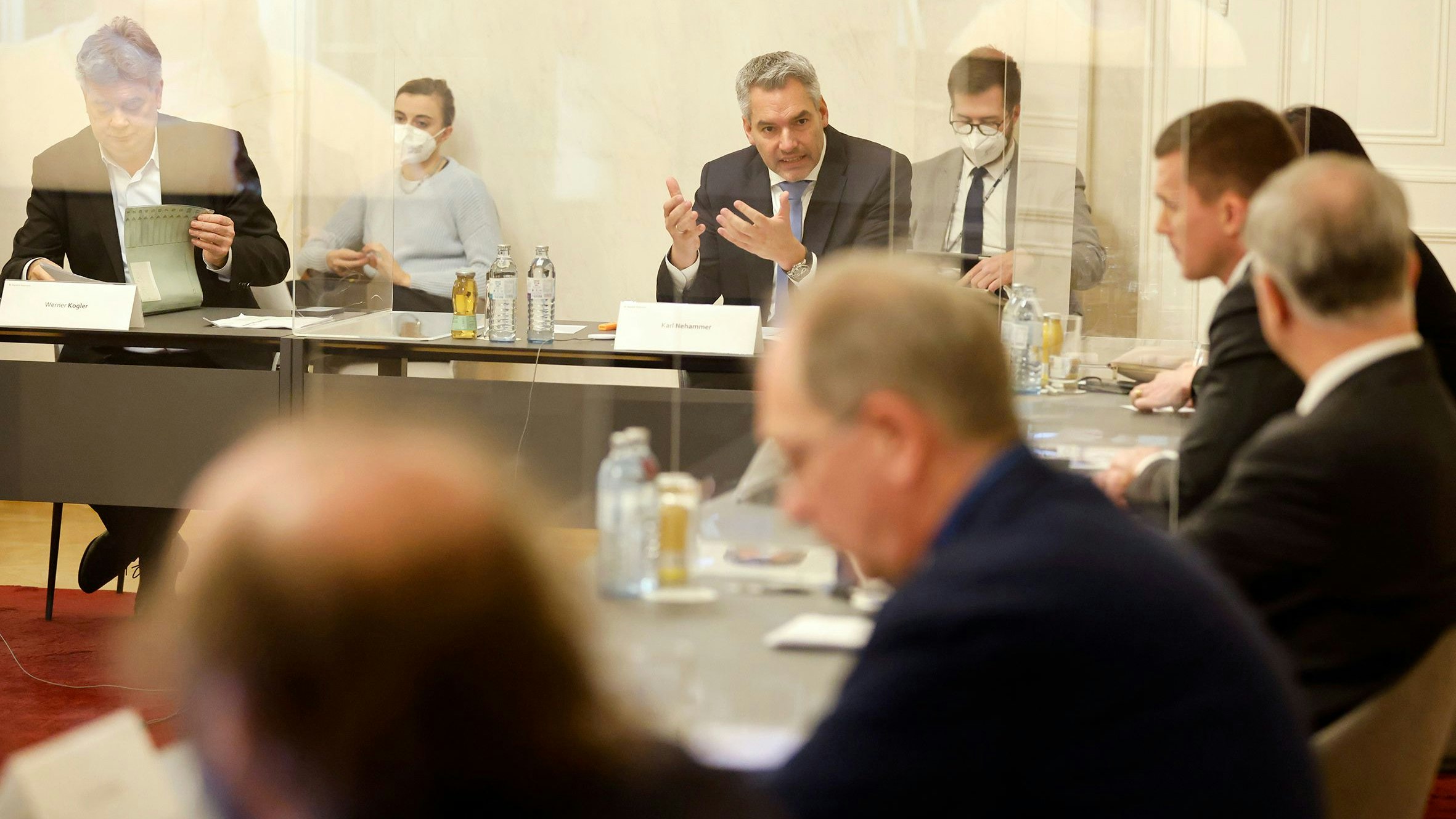 Kanzler Karl Nehammer (VP) und Vize Werner Kogler empfangen heute Länderchefs und Experten.