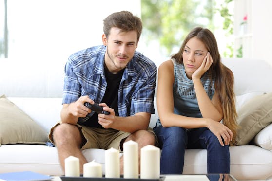 Wenn man sich in einer Beziehung mit einem leidenschaftlichen Gamer befindet, ist es nicht immer leicht genügend Zeit für Liebe und Zärtlichkeit zu finden. Zeige deinem Partner, dass ihr euch auch auf halbem Weg begegnen könnt, damit es wieder in der Beziehung funkt.