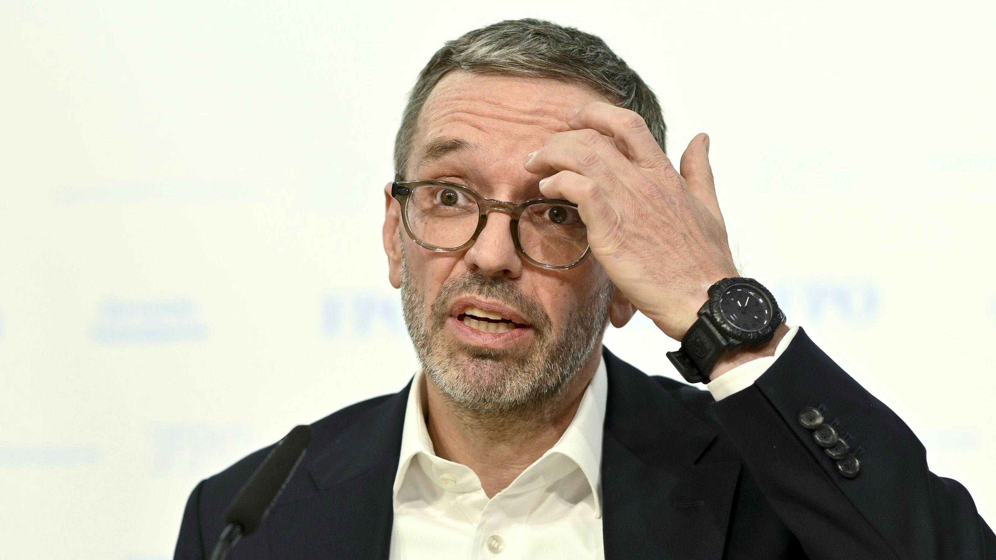 Kickl hatte die Nutzung des Entwurmungsmittels "Ivermectin" bei einer Corona-Erkrankung empfohlen, von dessen Einsatz aber sogar der Hersteller selbst warnt.