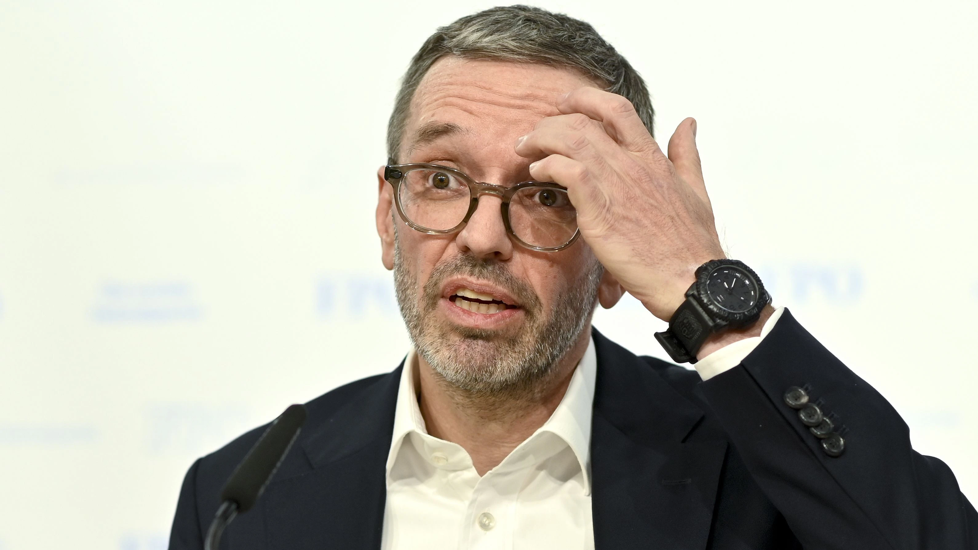 Kickl hatte die Nutzung des Entwurmungsmittels "Ivermectin" bei einer Corona-Erkrankung empfohlen, von dessen Einsatz aber sogar der Hersteller selbst warnt.