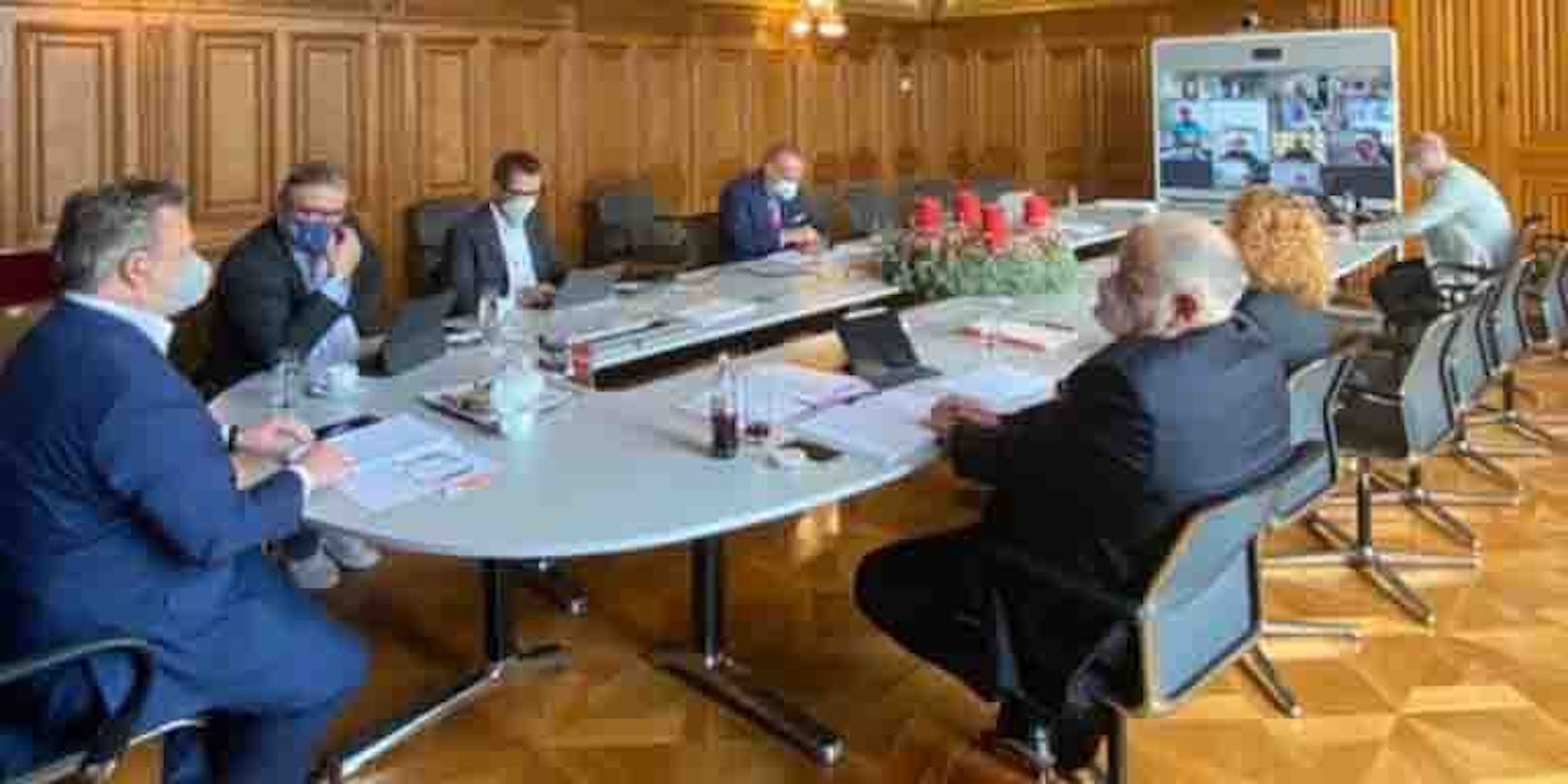 Wiens Bürgermeister Michael Ludwig spricht mit Experten