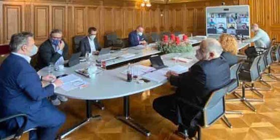 Wiens Bürgermeister Michael Ludwig spricht mit Experten