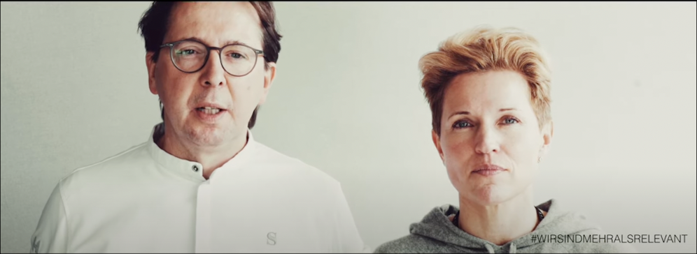 In einem YouTube-Video fordern u.a. Birgit und Heinz Reitbauer vom Steirereck, die Haubenköche Andreas Döllerer und Toni Mörwald, sowie Hotelier Florian Weitzer sofortige Öffnungen, um den Kollaps der Branche zu verhindern.